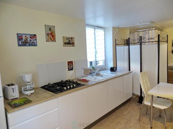 Paisiblement situé à la campagne tout en restant proche des commerces, ce ravissant domaine comprend deux maisons et un studio indépendant.