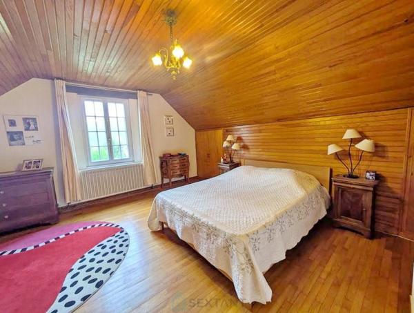 Paisiblement situé à la campagne tout en restant proche des commerces, ce ravissant domaine comprend deux maisons et un studio indépendant.