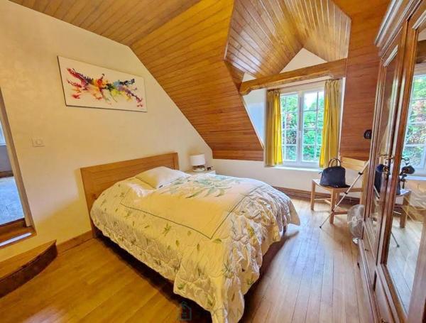 Paisiblement situé à la campagne tout en restant proche des commerces, ce ravissant domaine comprend deux maisons et un studio indépendant.