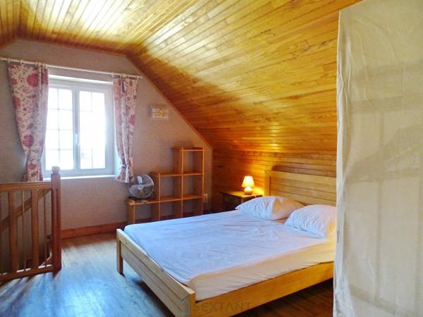 Paisiblement situé à la campagne tout en restant proche des commerces, ce ravissant domaine comprend deux maisons et un studio indépendant.