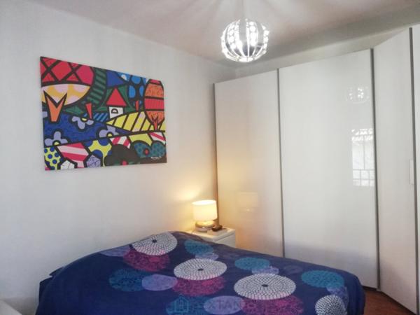 Paisiblement situé à la campagne tout en restant proche des commerces, ce ravissant domaine comprend deux maisons et un studio indépendant.