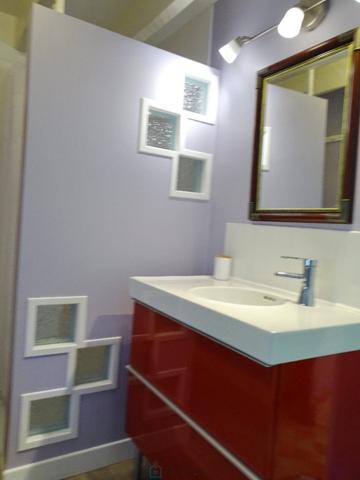 Paisiblement situé à la campagne tout en restant proche des commerces, ce ravissant domaine comprend deux maisons et un studio indépendant.