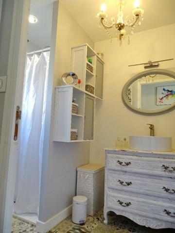 Paisiblement situé à la campagne tout en restant proche des commerces, ce ravissant domaine comprend deux maisons et un studio indépendant.