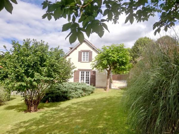 Paisiblement situé à la campagne tout en restant proche des commerces, ce ravissant domaine comprend deux maisons et un studio indépendant.