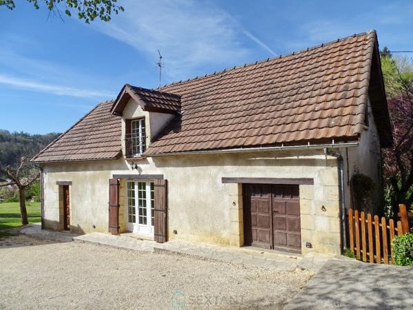 Paisiblement situé à la campagne tout en restant proche des commerces, ce ravissant domaine comprend deux maisons et un studio indépendant.