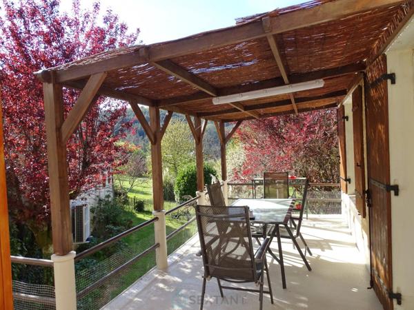 Paisiblement situé à la campagne tout en restant proche des commerces, ce ravissant domaine comprend deux maisons et un studio indépendant.