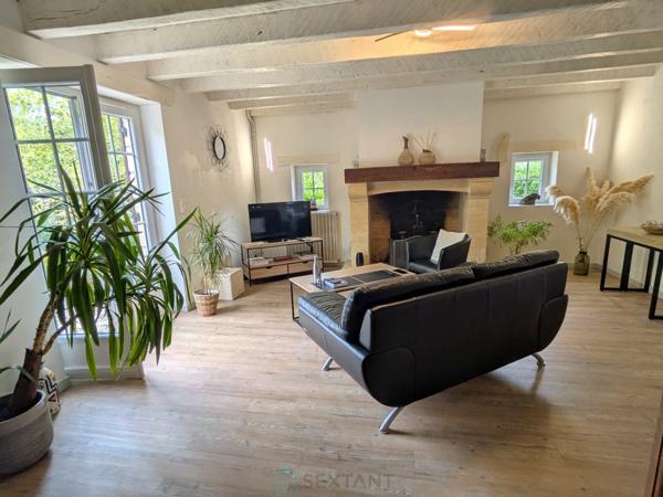 Paisiblement situé à la campagne tout en restant proche des commerces, ce ravissant domaine comprend deux maisons et un studio indépendant.