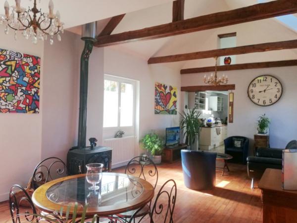 Paisiblement situé à la campagne tout en restant proche des commerces, ce ravissant domaine comprend deux maisons et un studio indépendant.