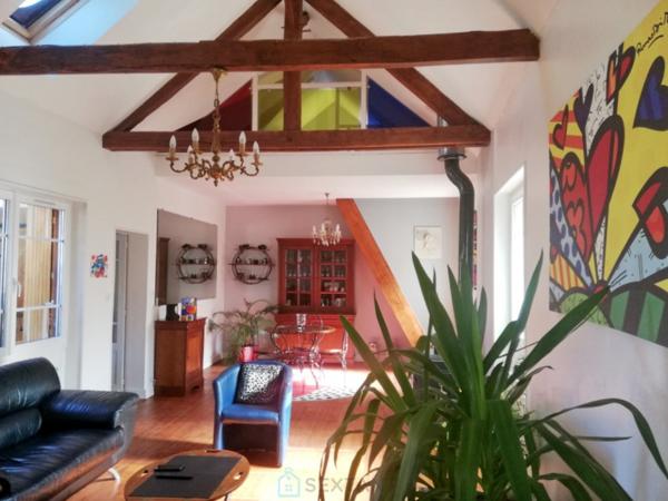 Paisiblement situé à la campagne tout en restant proche des commerces, ce ravissant domaine comprend deux maisons et un studio indépendant.