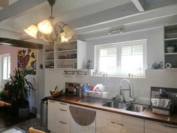 Paisiblement situé à la campagne tout en restant proche des commerces, ce ravissant domaine comprend deux maisons et un studio indépendant.