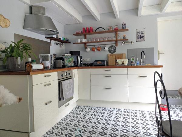 Paisiblement situé à la campagne tout en restant proche des commerces, ce ravissant domaine comprend deux maisons et un studio indépendant.