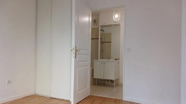 Vente                                                      Appartement
                        
                     2 pièces                      41 m2                     à Paris 18