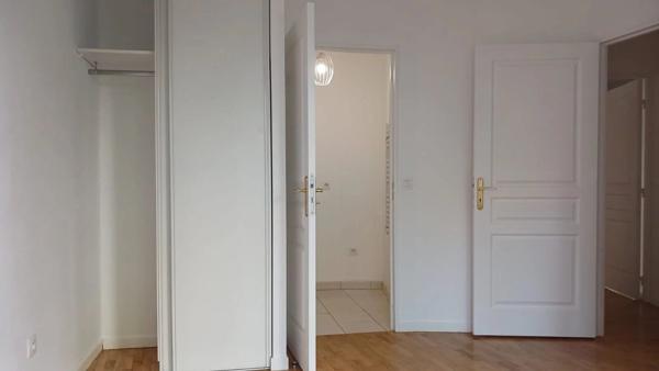 Vente                                                      Appartement
                        
                     2 pièces                      41 m2                     à Paris 18