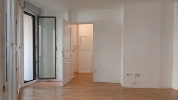 Vente                                                      Appartement
                        
                     2 pièces                      41 m2                     à Paris 18