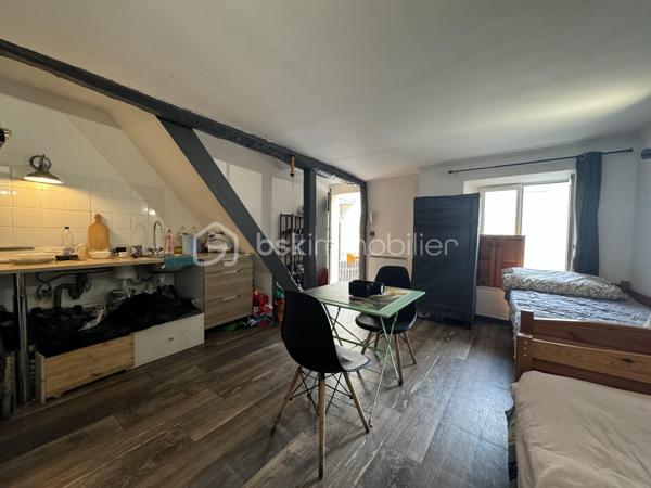 Idéal primo-accédant :

Au sein d'une rue commerçante, offrant un accès à toutes les commodités, venez découvrir ce joli duplex.

Vous découvrirez un séjour/salle à manger avec sa cuisine ouverte.

A l'étage : une grande chambre, ainsi qu'une salle d'eau avec WC.

Enfin vous profiterez d'une jolie terrasse.

Résidence sécurisée par digicode/vigik.

Proche toute commodité, gare, axes routiers.