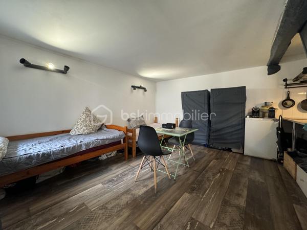 Idéal primo-accédant :

Au sein d'une rue commerçante, offrant un accès à toutes les commodités, venez découvrir ce joli duplex.

Vous découvrirez un séjour/salle à manger avec sa cuisine ouverte.

A l'étage : une grande chambre, ainsi qu'une salle d'eau avec WC.

Enfin vous profiterez d'une jolie terrasse.

Résidence sécurisée par digicode/vigik.

Proche toute commodité, gare, axes routiers.