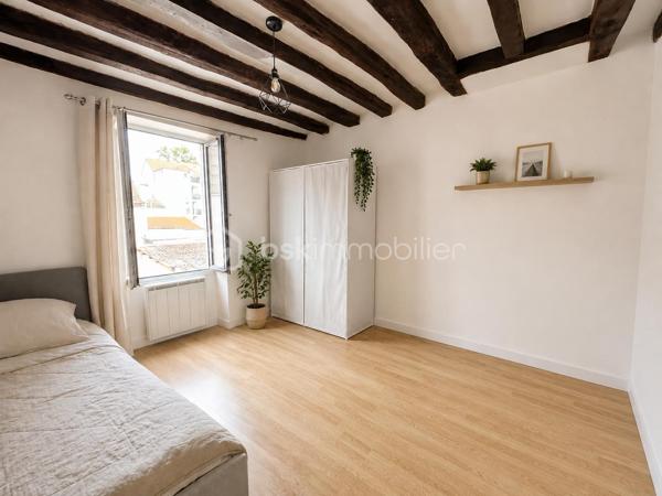 Idéal primo-accédant :

Au sein d'une rue commerçante, offrant un accès à toutes les commodités, venez découvrir ce joli duplex.

Vous découvrirez un séjour/salle à manger avec sa cuisine ouverte.

A l'étage : une grande chambre, ainsi qu'une salle d'eau avec WC.

Enfin vous profiterez d'une jolie terrasse.

Résidence sécurisée par digicode/vigik.

Proche toute commodité, gare, axes routiers.
