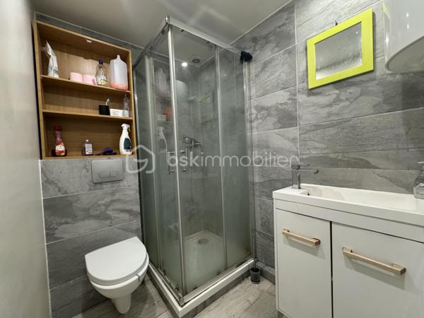 Idéal primo-accédant :

Au sein d'une rue commerçante, offrant un accès à toutes les commodités, venez découvrir ce joli duplex.

Vous découvrirez un séjour/salle à manger avec sa cuisine ouverte.

A l'étage : une grande chambre, ainsi qu'une salle d'eau avec WC.

Enfin vous profiterez d'une jolie terrasse.

Résidence sécurisée par digicode/vigik.

Proche toute commodité, gare, axes routiers.
