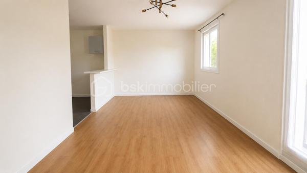 Dans résidence récente et sécurisée, appartement type F2 de 41 m2 au 2ème étage d'une résidence sécurisée.

Juste à coté du centre commercial et GARE RER

Entrée, cuisine ouverte sur séjour avec balcon, SDB et chambre.

Faibles charges de copropriété : 110 euros/mois : eau, ascenseur,  syndic, entretien des communs.  

A rafraîchir, cuisine et SDB

Pour primo accédant ou investissement locatif (loyer environ 680 euros/mois HC)

Vendu vide ou loué.. au choix.

Appelez-moi pour plus d'informations.