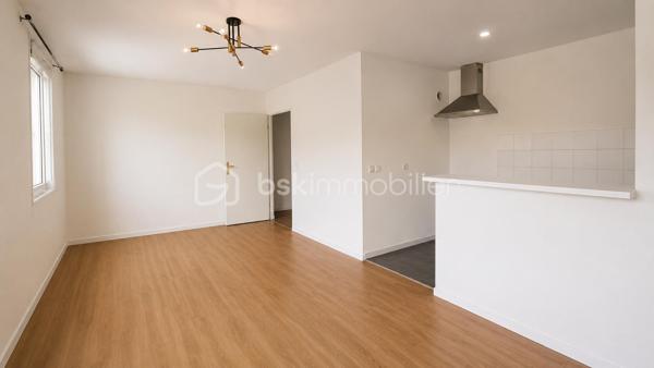 Dans résidence récente et sécurisée, appartement type F2 de 41 m2 au 2ème étage d'une résidence sécurisée.

Juste à coté du centre commercial et GARE RER

Entrée, cuisine ouverte sur séjour avec balcon, SDB et chambre.

Faibles charges de copropriété : 110 euros/mois : eau, ascenseur,  syndic, entretien des communs.  

A rafraîchir, cuisine et SDB

Pour primo accédant ou investissement locatif (loyer environ 680 euros/mois HC)

Vendu vide ou loué.. au choix.

Appelez-moi pour plus d'informations.