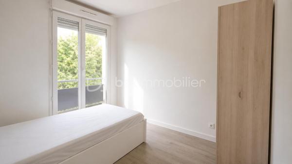 Dans résidence récente et sécurisée, appartement type F2 de 41 m2 au 2ème étage d'une résidence sécurisée.

Juste à coté du centre commercial et GARE RER

Entrée, cuisine ouverte sur séjour avec balcon, SDB et chambre.

Faibles charges de copropriété : 110 euros/mois : eau, ascenseur,  syndic, entretien des communs.  

A rafraîchir, cuisine et SDB

Pour primo accédant ou investissement locatif (loyer environ 680 euros/mois HC)

Vendu vide ou loué.. au choix.

Appelez-moi pour plus d'informations.