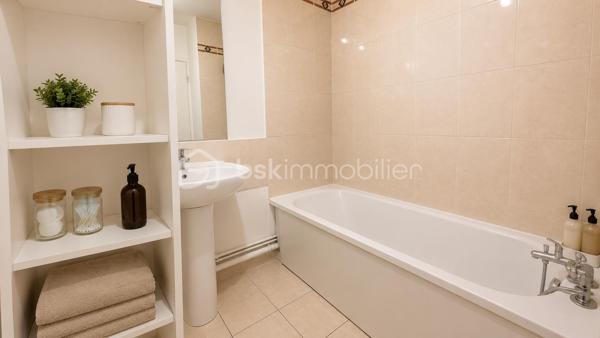 Dans résidence récente et sécurisée, appartement type F2 de 41 m2 au 2ème étage d'une résidence sécurisée.

Juste à coté du centre commercial et GARE RER

Entrée, cuisine ouverte sur séjour avec balcon, SDB et chambre.

Faibles charges de copropriété : 110 euros/mois : eau, ascenseur,  syndic, entretien des communs.  

A rafraîchir, cuisine et SDB

Pour primo accédant ou investissement locatif (loyer environ 680 euros/mois HC)

Vendu vide ou loué.. au choix.

Appelez-moi pour plus d'informations.