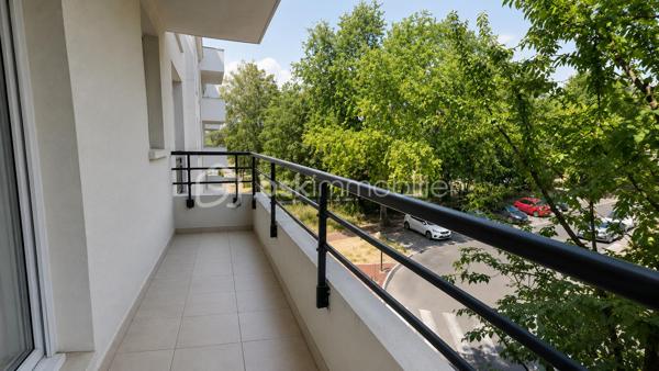 Dans résidence récente et sécurisée, appartement type F2 de 41 m2 au 2ème étage d'une résidence sécurisée.

Juste à coté du centre commercial et GARE RER

Entrée, cuisine ouverte sur séjour avec balcon, SDB et chambre.

Faibles charges de copropriété : 110 euros/mois : eau, ascenseur,  syndic, entretien des communs.  

A rafraîchir, cuisine et SDB

Pour primo accédant ou investissement locatif (loyer environ 680 euros/mois HC)

Vendu vide ou loué.. au choix.

Appelez-moi pour plus d'informations.