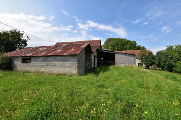 Grange en pierre 1300 m² de terrain.