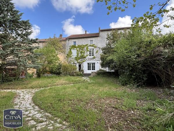 Maison à vendre 11 pièces 311m² Vouillé (86190)