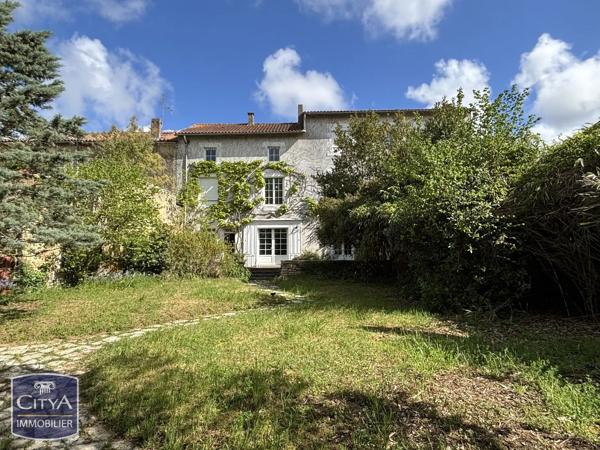 Maison à vendre 11 pièces 311m² Vouillé (86190)