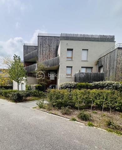 * Quartier du Sycomore*
C'est dans une résidence calme que je vous invite à venir découvrir cet appartement situé dans une résidence sécurisée de 2020.
Il se compose d'une entrée, d'un salon avec son accès à la terrasse de 9 m2 et d'une cuisine ouverte aménagée et équipée.
Dans le coin nuit, vous trouverez 2 chambres dont une avec placard, une salle de bain et un WC séparé.
Une place de parking privée en sous sol complète ce bien.
Vous bénéficierez de toutes les commodités à proximité et la gare RER se trouve à un peu moins de 20 min à pied.
Je suis disponible 7/7 pour organiser une visite.