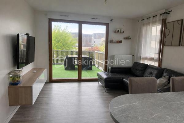 * Quartier du Sycomore*
C'est dans une résidence calme que je vous invite à venir découvrir cet appartement situé dans une résidence sécurisée de 2020.
Il se compose d'une entrée, d'un salon avec son accès à la terrasse de 9 m2 et d'une cuisine ouverte aménagée et équipée.
Dans le coin nuit, vous trouverez 2 chambres dont une avec placard, une salle de bain et un WC séparé.
Une place de parking privée en sous sol complète ce bien.
Vous bénéficierez de toutes les commodités à proximité et la gare RER se trouve à un peu moins de 20 min à pied.
Je suis disponible 7/7 pour organiser une visite.