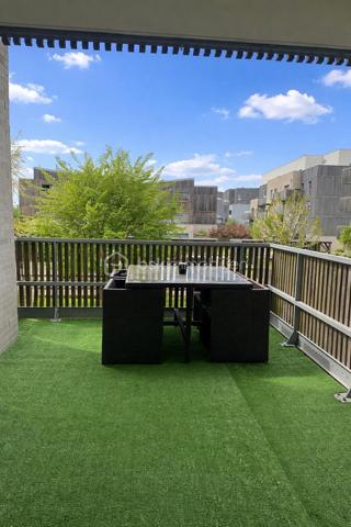 * Quartier du Sycomore*
C'est dans une résidence calme que je vous invite à venir découvrir cet appartement situé dans une résidence sécurisée de 2020.
Il se compose d'une entrée, d'un salon avec son accès à la terrasse de 9 m2 et d'une cuisine ouverte aménagée et équipée.
Dans le coin nuit, vous trouverez 2 chambres dont une avec placard, une salle de bain et un WC séparé.
Une place de parking privée en sous sol complète ce bien.
Vous bénéficierez de toutes les commodités à proximité et la gare RER se trouve à un peu moins de 20 min à pied.
Je suis disponible 7/7 pour organiser une visite.