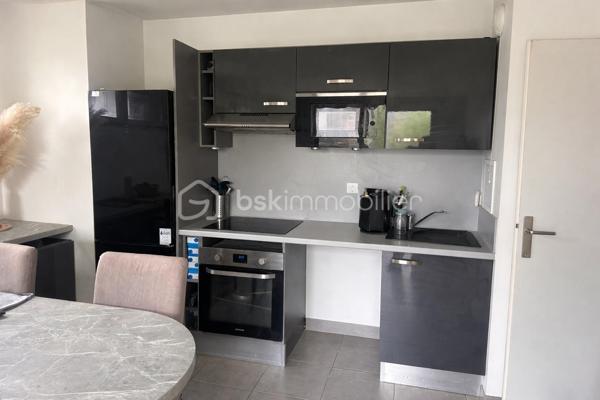 * Quartier du Sycomore*
C'est dans une résidence calme que je vous invite à venir découvrir cet appartement situé dans une résidence sécurisée de 2020.
Il se compose d'une entrée, d'un salon avec son accès à la terrasse de 9 m2 et d'une cuisine ouverte aménagée et équipée.
Dans le coin nuit, vous trouverez 2 chambres dont une avec placard, une salle de bain et un WC séparé.
Une place de parking privée en sous sol complète ce bien.
Vous bénéficierez de toutes les commodités à proximité et la gare RER se trouve à un peu moins de 20 min à pied.
Je suis disponible 7/7 pour organiser une visite.