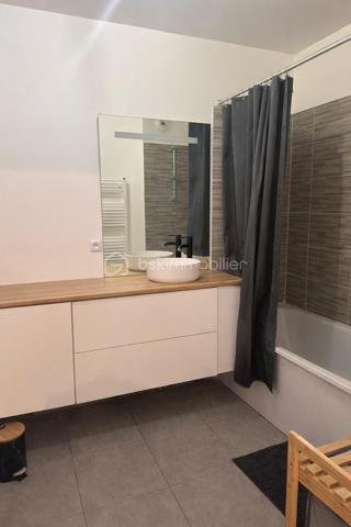 * Quartier du Sycomore*
C'est dans une résidence calme que je vous invite à venir découvrir cet appartement situé dans une résidence sécurisée de 2020.
Il se compose d'une entrée, d'un salon avec son accès à la terrasse de 9 m2 et d'une cuisine ouverte aménagée et équipée.
Dans le coin nuit, vous trouverez 2 chambres dont une avec placard, une salle de bain et un WC séparé.
Une place de parking privée en sous sol complète ce bien.
Vous bénéficierez de toutes les commodités à proximité et la gare RER se trouve à un peu moins de 20 min à pied.
Je suis disponible 7/7 pour organiser une visite.