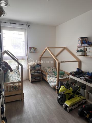 * Quartier du Sycomore*
C'est dans une résidence calme que je vous invite à venir découvrir cet appartement situé dans une résidence sécurisée de 2020.
Il se compose d'une entrée, d'un salon avec son accès à la terrasse de 9 m2 et d'une cuisine ouverte aménagée et équipée.
Dans le coin nuit, vous trouverez 2 chambres dont une avec placard, une salle de bain et un WC séparé.
Une place de parking privée en sous sol complète ce bien.
Vous bénéficierez de toutes les commodités à proximité et la gare RER se trouve à un peu moins de 20 min à pied.
Je suis disponible 7/7 pour organiser une visite.