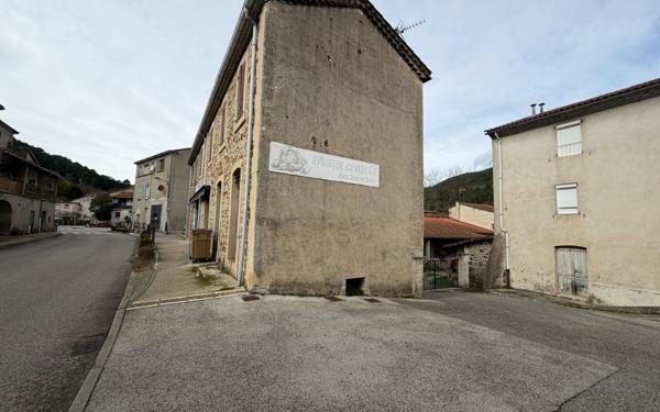 Immeuble à vendre    4 pièces •  Le Martinet