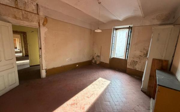 Immeuble à vendre    4 pièces •  Le Martinet