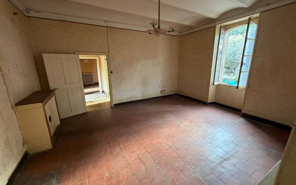 Immeuble à vendre    4 pièces •  Le Martinet