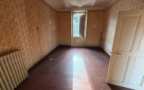 Immeuble à vendre    4 pièces •  Le Martinet