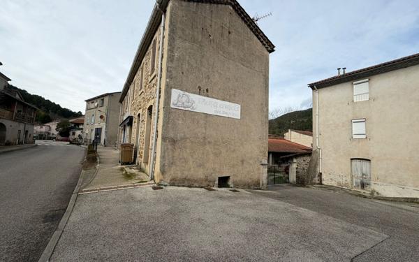 Immeuble à vendre    4 pièces •  Le Martinet