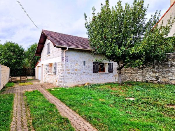 À Limay, découvrez cette charmante maison en pierre pleine d’authenticité, entièrement rénovée, offrant environ 60 m² au sol sur une parcelle de 283 m² avec jardin, garage et cave.

Vous rêvez de quitter votre appartement, de ne plus payer de charges de copropriété ou d’appels de fonds ? Cette maison individuelle est l’alternative idéale pour profiter enfin de votre propre extérieur et d’un cadre de vie plus serein.

Dès l’entrée, vous serez séduit par une agréable pièce de vie lumineuse d’environ 26 m² avec cuisine ouverte, aménagée et équipée, parfaite pour partager des moments conviviaux en famille ou entre amis. Le rez-de-chaussée dispose également d’une salle d’eau avec WC.

À l’étage, un palier dessert deux chambres mansardées pleines de charme, créant une atmosphère chaleureuse et cocooning.

En complément, vous bénéficierez :
    • d’un grand garage attenant d’environ 25 m² pouvant être aménagé selon vos besoins (atelier, espace de télétravail, chambre supplémentaire…),
    • d’une superbe cave voûtée en pierres apparentes d’environ 22 m²,
    • de plusieurs possibilités de stationnement sur la parcelle.

Les atouts :
✔ Maison individuelle sans copropriété
✔ Maison entièrement rénovée en 2014
✔ Jardin agréable et facile d’entretien
✔ Deux VMC
✔ Fort potentiel d’aménagement
✔ Charme de la pierre et cachet de l’ancien

Une maison chaleureuse et évolutive, idéale pour un premier achat, un couple ou une petite famille.

À visiter sans tarder !