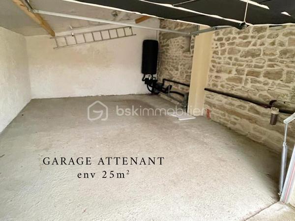 À Limay, découvrez cette charmante maison en pierre pleine d’authenticité, entièrement rénovée, offrant environ 60 m² au sol sur une parcelle de 283 m² avec jardin, garage et cave.

Vous rêvez de quitter votre appartement, de ne plus payer de charges de copropriété ou d’appels de fonds ? Cette maison individuelle est l’alternative idéale pour profiter enfin de votre propre extérieur et d’un cadre de vie plus serein.

Dès l’entrée, vous serez séduit par une agréable pièce de vie lumineuse d’environ 26 m² avec cuisine ouverte, aménagée et équipée, parfaite pour partager des moments conviviaux en famille ou entre amis. Le rez-de-chaussée dispose également d’une salle d’eau avec WC.

À l’étage, un palier dessert deux chambres mansardées pleines de charme, créant une atmosphère chaleureuse et cocooning.

En complément, vous bénéficierez :
    • d’un grand garage attenant d’environ 25 m² pouvant être aménagé selon vos besoins (atelier, espace de télétravail, chambre supplémentaire…),
    • d’une superbe cave voûtée en pierres apparentes d’environ 22 m²,
    • de plusieurs possibilités de stationnement sur la parcelle.

Les atouts :
✔ Maison individuelle sans copropriété
✔ Maison entièrement rénovée en 2014
✔ Jardin agréable et facile d’entretien
✔ Deux VMC
✔ Fort potentiel d’aménagement
✔ Charme de la pierre et cachet de l’ancien

Une maison chaleureuse et évolutive, idéale pour un premier achat, un couple ou une petite famille.

À visiter sans tarder !