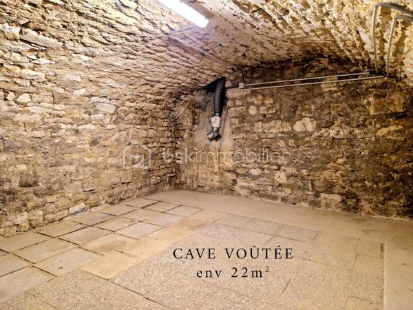 À Limay, découvrez cette charmante maison en pierre pleine d’authenticité, entièrement rénovée, offrant environ 60 m² au sol sur une parcelle de 283 m² avec jardin, garage et cave.

Vous rêvez de quitter votre appartement, de ne plus payer de charges de copropriété ou d’appels de fonds ? Cette maison individuelle est l’alternative idéale pour profiter enfin de votre propre extérieur et d’un cadre de vie plus serein.

Dès l’entrée, vous serez séduit par une agréable pièce de vie lumineuse d’environ 26 m² avec cuisine ouverte, aménagée et équipée, parfaite pour partager des moments conviviaux en famille ou entre amis. Le rez-de-chaussée dispose également d’une salle d’eau avec WC.

À l’étage, un palier dessert deux chambres mansardées pleines de charme, créant une atmosphère chaleureuse et cocooning.

En complément, vous bénéficierez :
    • d’un grand garage attenant d’environ 25 m² pouvant être aménagé selon vos besoins (atelier, espace de télétravail, chambre supplémentaire…),
    • d’une superbe cave voûtée en pierres apparentes d’environ 22 m²,
    • de plusieurs possibilités de stationnement sur la parcelle.

Les atouts :
✔ Maison individuelle sans copropriété
✔ Maison entièrement rénovée en 2014
✔ Jardin agréable et facile d’entretien
✔ Deux VMC
✔ Fort potentiel d’aménagement
✔ Charme de la pierre et cachet de l’ancien

Une maison chaleureuse et évolutive, idéale pour un premier achat, un couple ou une petite famille.

À visiter sans tarder !