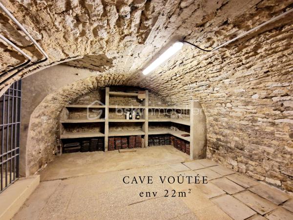 À Limay, découvrez cette charmante maison en pierre pleine d’authenticité, entièrement rénovée, offrant environ 60 m² au sol sur une parcelle de 283 m² avec jardin, garage et cave.

Vous rêvez de quitter votre appartement, de ne plus payer de charges de copropriété ou d’appels de fonds ? Cette maison individuelle est l’alternative idéale pour profiter enfin de votre propre extérieur et d’un cadre de vie plus serein.

Dès l’entrée, vous serez séduit par une agréable pièce de vie lumineuse d’environ 26 m² avec cuisine ouverte, aménagée et équipée, parfaite pour partager des moments conviviaux en famille ou entre amis. Le rez-de-chaussée dispose également d’une salle d’eau avec WC.

À l’étage, un palier dessert deux chambres mansardées pleines de charme, créant une atmosphère chaleureuse et cocooning.

En complément, vous bénéficierez :
    • d’un grand garage attenant d’environ 25 m² pouvant être aménagé selon vos besoins (atelier, espace de télétravail, chambre supplémentaire…),
    • d’une superbe cave voûtée en pierres apparentes d’environ 22 m²,
    • de plusieurs possibilités de stationnement sur la parcelle.

Les atouts :
✔ Maison individuelle sans copropriété
✔ Maison entièrement rénovée en 2014
✔ Jardin agréable et facile d’entretien
✔ Deux VMC
✔ Fort potentiel d’aménagement
✔ Charme de la pierre et cachet de l’ancien

Une maison chaleureuse et évolutive, idéale pour un premier achat, un couple ou une petite famille.

À visiter sans tarder !