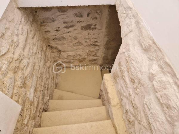 À Limay, découvrez cette charmante maison en pierre pleine d’authenticité, entièrement rénovée, offrant environ 60 m² au sol sur une parcelle de 283 m² avec jardin, garage et cave.

Vous rêvez de quitter votre appartement, de ne plus payer de charges de copropriété ou d’appels de fonds ? Cette maison individuelle est l’alternative idéale pour profiter enfin de votre propre extérieur et d’un cadre de vie plus serein.

Dès l’entrée, vous serez séduit par une agréable pièce de vie lumineuse d’environ 26 m² avec cuisine ouverte, aménagée et équipée, parfaite pour partager des moments conviviaux en famille ou entre amis. Le rez-de-chaussée dispose également d’une salle d’eau avec WC.

À l’étage, un palier dessert deux chambres mansardées pleines de charme, créant une atmosphère chaleureuse et cocooning.

En complément, vous bénéficierez :
    • d’un grand garage attenant d’environ 25 m² pouvant être aménagé selon vos besoins (atelier, espace de télétravail, chambre supplémentaire…),
    • d’une superbe cave voûtée en pierres apparentes d’environ 22 m²,
    • de plusieurs possibilités de stationnement sur la parcelle.

Les atouts :
✔ Maison individuelle sans copropriété
✔ Maison entièrement rénovée en 2014
✔ Jardin agréable et facile d’entretien
✔ Deux VMC
✔ Fort potentiel d’aménagement
✔ Charme de la pierre et cachet de l’ancien

Une maison chaleureuse et évolutive, idéale pour un premier achat, un couple ou une petite famille.

À visiter sans tarder !
