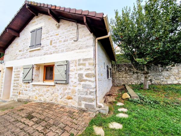 À Limay, découvrez cette charmante maison en pierre pleine d’authenticité, entièrement rénovée, offrant environ 60 m² au sol sur une parcelle de 283 m² avec jardin, garage et cave.

Vous rêvez de quitter votre appartement, de ne plus payer de charges de copropriété ou d’appels de fonds ? Cette maison individuelle est l’alternative idéale pour profiter enfin de votre propre extérieur et d’un cadre de vie plus serein.

Dès l’entrée, vous serez séduit par une agréable pièce de vie lumineuse d’environ 26 m² avec cuisine ouverte, aménagée et équipée, parfaite pour partager des moments conviviaux en famille ou entre amis. Le rez-de-chaussée dispose également d’une salle d’eau avec WC.

À l’étage, un palier dessert deux chambres mansardées pleines de charme, créant une atmosphère chaleureuse et cocooning.

En complément, vous bénéficierez :
    • d’un grand garage attenant d’environ 25 m² pouvant être aménagé selon vos besoins (atelier, espace de télétravail, chambre supplémentaire…),
    • d’une superbe cave voûtée en pierres apparentes d’environ 22 m²,
    • de plusieurs possibilités de stationnement sur la parcelle.

Les atouts :
✔ Maison individuelle sans copropriété
✔ Maison entièrement rénovée en 2014
✔ Jardin agréable et facile d’entretien
✔ Deux VMC
✔ Fort potentiel d’aménagement
✔ Charme de la pierre et cachet de l’ancien

Une maison chaleureuse et évolutive, idéale pour un premier achat, un couple ou une petite famille.

À visiter sans tarder !