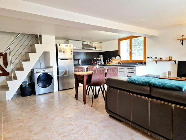 À Limay, découvrez cette charmante maison en pierre pleine d’authenticité, entièrement rénovée, offrant environ 60 m² au sol sur une parcelle de 283 m² avec jardin, garage et cave.

Vous rêvez de quitter votre appartement, de ne plus payer de charges de copropriété ou d’appels de fonds ? Cette maison individuelle est l’alternative idéale pour profiter enfin de votre propre extérieur et d’un cadre de vie plus serein.

Dès l’entrée, vous serez séduit par une agréable pièce de vie lumineuse d’environ 26 m² avec cuisine ouverte, aménagée et équipée, parfaite pour partager des moments conviviaux en famille ou entre amis. Le rez-de-chaussée dispose également d’une salle d’eau avec WC.

À l’étage, un palier dessert deux chambres mansardées pleines de charme, créant une atmosphère chaleureuse et cocooning.

En complément, vous bénéficierez :
    • d’un grand garage attenant d’environ 25 m² pouvant être aménagé selon vos besoins (atelier, espace de télétravail, chambre supplémentaire…),
    • d’une superbe cave voûtée en pierres apparentes d’environ 22 m²,
    • de plusieurs possibilités de stationnement sur la parcelle.

Les atouts :
✔ Maison individuelle sans copropriété
✔ Maison entièrement rénovée en 2014
✔ Jardin agréable et facile d’entretien
✔ Deux VMC
✔ Fort potentiel d’aménagement
✔ Charme de la pierre et cachet de l’ancien

Une maison chaleureuse et évolutive, idéale pour un premier achat, un couple ou une petite famille.

À visiter sans tarder !