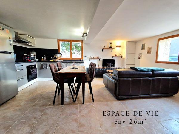À Limay, découvrez cette charmante maison en pierre pleine d’authenticité, entièrement rénovée, offrant environ 60 m² au sol sur une parcelle de 283 m² avec jardin, garage et cave.

Vous rêvez de quitter votre appartement, de ne plus payer de charges de copropriété ou d’appels de fonds ? Cette maison individuelle est l’alternative idéale pour profiter enfin de votre propre extérieur et d’un cadre de vie plus serein.

Dès l’entrée, vous serez séduit par une agréable pièce de vie lumineuse d’environ 26 m² avec cuisine ouverte, aménagée et équipée, parfaite pour partager des moments conviviaux en famille ou entre amis. Le rez-de-chaussée dispose également d’une salle d’eau avec WC.

À l’étage, un palier dessert deux chambres mansardées pleines de charme, créant une atmosphère chaleureuse et cocooning.

En complément, vous bénéficierez :
    • d’un grand garage attenant d’environ 25 m² pouvant être aménagé selon vos besoins (atelier, espace de télétravail, chambre supplémentaire…),
    • d’une superbe cave voûtée en pierres apparentes d’environ 22 m²,
    • de plusieurs possibilités de stationnement sur la parcelle.

Les atouts :
✔ Maison individuelle sans copropriété
✔ Maison entièrement rénovée en 2014
✔ Jardin agréable et facile d’entretien
✔ Deux VMC
✔ Fort potentiel d’aménagement
✔ Charme de la pierre et cachet de l’ancien

Une maison chaleureuse et évolutive, idéale pour un premier achat, un couple ou une petite famille.

À visiter sans tarder !