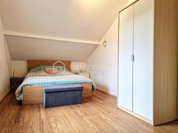 À Limay, découvrez cette charmante maison en pierre pleine d’authenticité, entièrement rénovée, offrant environ 60 m² au sol sur une parcelle de 283 m² avec jardin, garage et cave.

Vous rêvez de quitter votre appartement, de ne plus payer de charges de copropriété ou d’appels de fonds ? Cette maison individuelle est l’alternative idéale pour profiter enfin de votre propre extérieur et d’un cadre de vie plus serein.

Dès l’entrée, vous serez séduit par une agréable pièce de vie lumineuse d’environ 26 m² avec cuisine ouverte, aménagée et équipée, parfaite pour partager des moments conviviaux en famille ou entre amis. Le rez-de-chaussée dispose également d’une salle d’eau avec WC.

À l’étage, un palier dessert deux chambres mansardées pleines de charme, créant une atmosphère chaleureuse et cocooning.

En complément, vous bénéficierez :
    • d’un grand garage attenant d’environ 25 m² pouvant être aménagé selon vos besoins (atelier, espace de télétravail, chambre supplémentaire…),
    • d’une superbe cave voûtée en pierres apparentes d’environ 22 m²,
    • de plusieurs possibilités de stationnement sur la parcelle.

Les atouts :
✔ Maison individuelle sans copropriété
✔ Maison entièrement rénovée en 2014
✔ Jardin agréable et facile d’entretien
✔ Deux VMC
✔ Fort potentiel d’aménagement
✔ Charme de la pierre et cachet de l’ancien

Une maison chaleureuse et évolutive, idéale pour un premier achat, un couple ou une petite famille.

À visiter sans tarder !